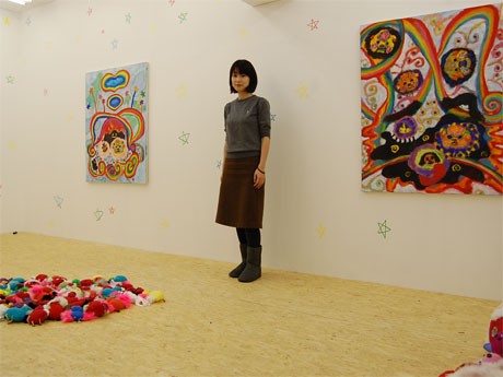 恵比寿に現代美術ギャラリー「AI KOWADA GALLERY」がオープン。写真中央＝ギャラリストの小和田愛さん