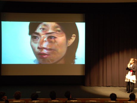 沖縄を舞台に戦争をテーマにした作品を展開する山城知佳子さん。恵比寿映像祭では1階劇場での上映・展示・渋谷の大型ビジョンでの上映と幅広く作品を紹介する