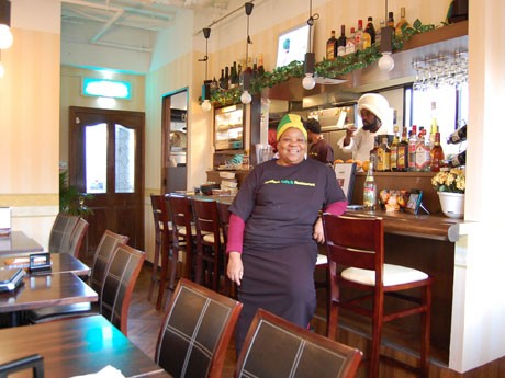 原宿にジャマイカ料理専門店「JamRock Cafe & Restaurant」。写真中央はイボンヌ・ゴールドソンさん