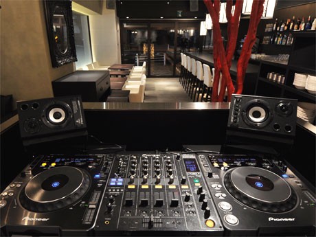 恵比寿・渋谷橋近くにダイニングカフェ「リゾワ」がオープン。店内奥にはDJブースも設けた