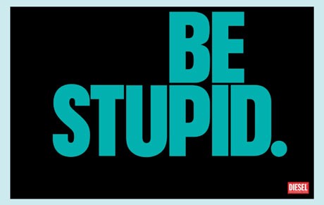 ディーゼルが「BE STUPID」をスローガンに掲げて行う春夏キャンペーンのロゴ