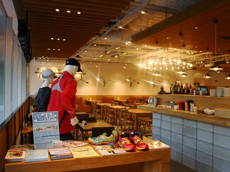 「TOKYO RUNNERS CAFE」が期間限定オープン。シューズやウエアを展示するほか、マラソン関連のチラシも置く