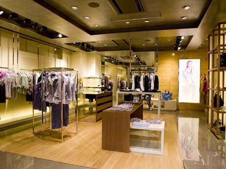 「マレーラ」が移転リニューアルした。写真＝アイボリーを基調とした新店舗の店内