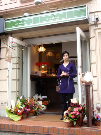 代官山キャッスルストリートに香港カフェ「蜜香」がオープン。写真はオーナーの村木美沙さん