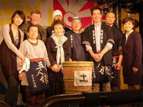 会見会場では日本酒「土（earth）」の鏡開きが行われ、製造に協力した千葉県の酒蔵「自然酒 寺田本家」のメンバーらも集まった