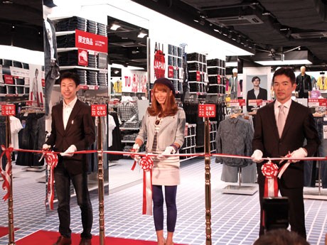 「ユニクロ渋谷道玄坂店」テープカットの様子。左から前田秀昭店長、里田まいさん、大笘直樹取締役