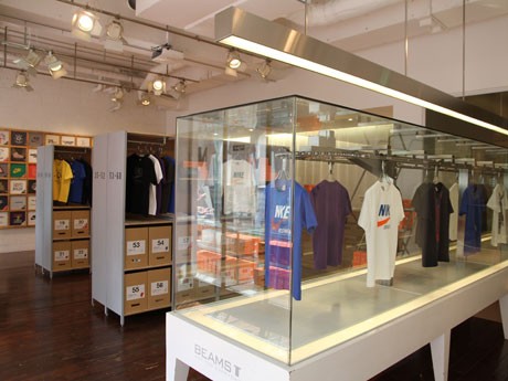 原宿・ビームスTが「BEAMS T meets NIKE SPORTSWEAR」に。店内では「ロッカー」をイメージした什器を展開