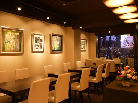 「SOBATERIA 代官山」がオープン。店内の壁面には画家の絵画を展示する