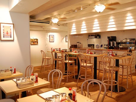 「Eggs ’n Things 原宿店」がオープン。白や茶色を基調に仕上げた同店の1階