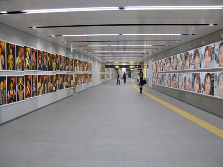 昨年の「shibuya1000」会場風景。渋谷の路上やクラブハウスで撮影したポートレートが地下コンコースを埋め尽くした