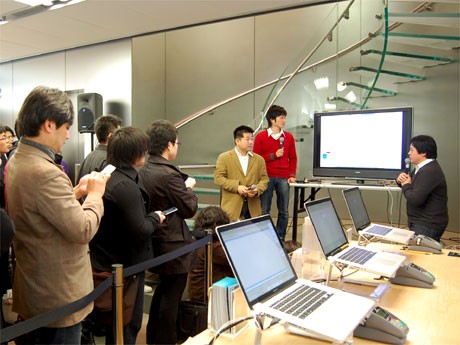 就活生50人がiPhone片手に見守ったトークイベント「iPhone就活術」（写真＝左から佐藤さん、伊澤さん、松村さん）