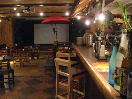 ライブステージにスクリーンを配し映画館「キネマれんず豆」に変身