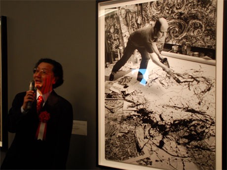 「創造の劇場」シリーズより「ジャクソン・ポロックとしての私」（2010年）について説明する森村泰昌さん