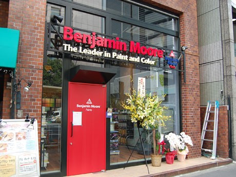 青山通りに面した店舗ファサードは赤を基調したロゴとドアが目印