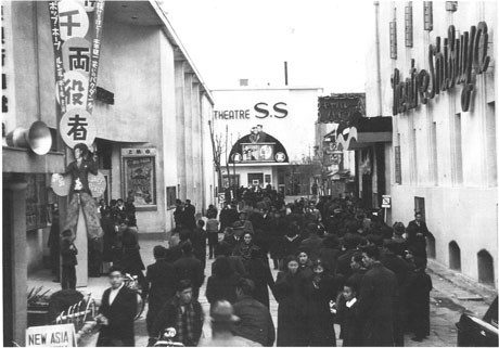 文化の街としてにぎわいを見せた1950年ごろの百軒店。奥に見えるのが映画館「テアトルSS 写真提供＝東京テアトル