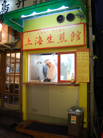 上海のローカルフード・焼き小龍包専門館「上海生煎館」。ファサードは黄色や赤を基調に「上海らしさ、本場感」を演出した