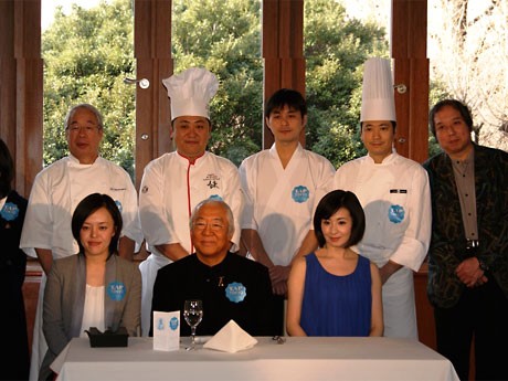 会見に出席した檀れいさん（前列右）、服部幸應さん（前列中央）、日本ユニセフの浦上綾子さん（前列左）ら。