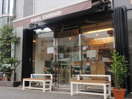 「BAGEL STANDARD」がオープン。店頭にベンチを用意している同店の外観