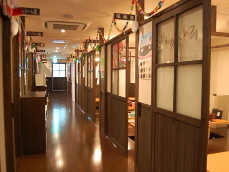 「6年4組 渋谷第一分校」がオープン。小学校をイメージした店内の様子