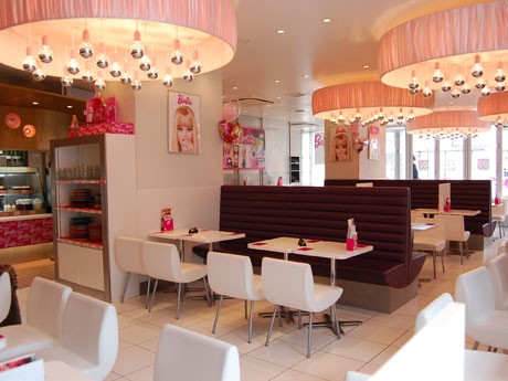 原宿の「スイーツパラダイス」が「Barbie Cafe」として営業している。ポスターや人形を飾り「バービー仕様」になっている店内