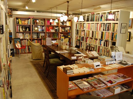 約6,000冊の蔵書をそろえる「ビブリオテック」の店内
