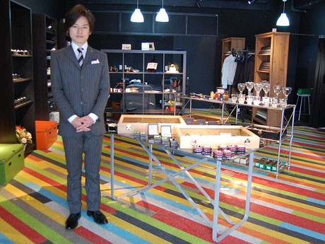 「DOT Tailor」がオープン。写真左がオーダーメードで作った自社のスーツを着た松井陽介さん