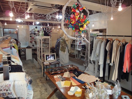 「青山Knitting Works」がオープン。写真＝「ものつくりの現場」をイメージした内観の様子
