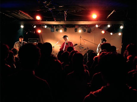 「O-nest」での「exPoP!!!!!」ライブ風景。出演は「ウミネコサウンズ」（2009年11月）