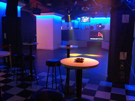 「club ELF」がオープン。フロア内の柱を白色にし、ライトの色で変化するようにした