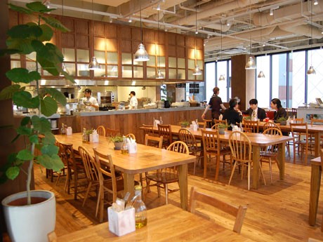 「Royal Garden Cafe Shibuya」がオープン。古材を使い仕上げた店内には、8人掛けのビックテーブルや「かたちがバラバラ」のいすなどを使用する