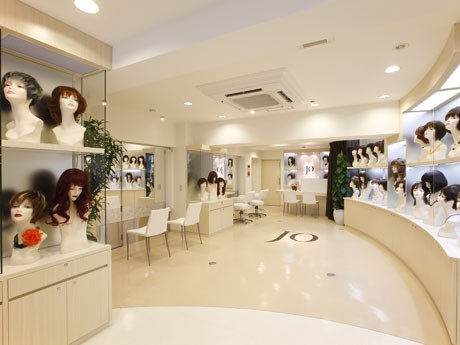 ウィッグをディスプレーした店内には鏡やいすを用意し試着できるようにした