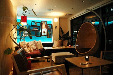 2008年5月にオープンしたカフェ&レストラン「ハイ・スコア　キッチン」。店内から渋谷駅（新南口）のホームが見渡せる立地にある