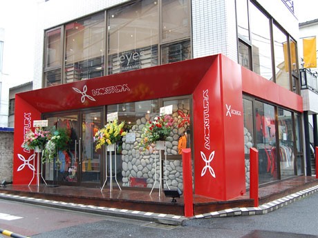 赤のサインを大きくあしらった「MONTURA store 原宿」の外観