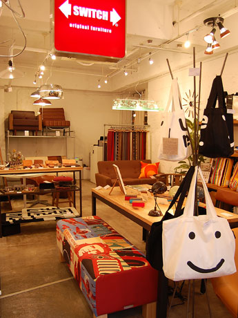 オリジナル家具や仕入雑貨などを陳列する「SWITCH JINNAN」の店内