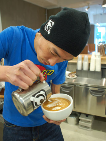 「カフェラテ」にラテアートを描く澤田さん