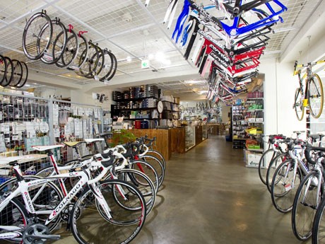 自転車やフレーム、ホイール、サドル、ウエアなど各種アイテムをそろえる店内