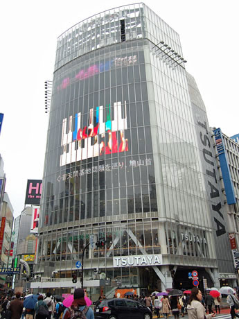 交差点から見やすい位置に「TSUTAYA」のロゴが新たにあしらわれたQFRONT外観