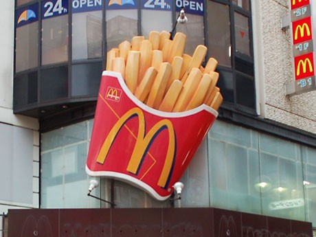 渋谷センター街のシンボルの一つとなっていた「マックフライポテト」の巨大看板
