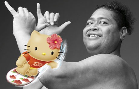 ヌード姿のKONISHIIKIさんとハローキティがコラボ &copy;1976,2010 SANRIO CO.,LTD. APPROVAL NO.S503513