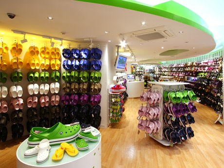 国内15店舗目となる「クロックス」直営店。店内ではレディス商品をフルライン展開する