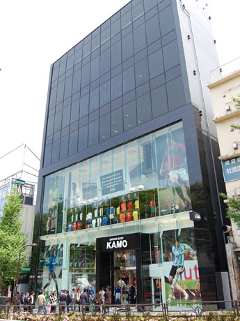 「スタジオのゲートやゴールをイメージ」して仕上げたという「サッカーショップ加茂 原宿店」の外観