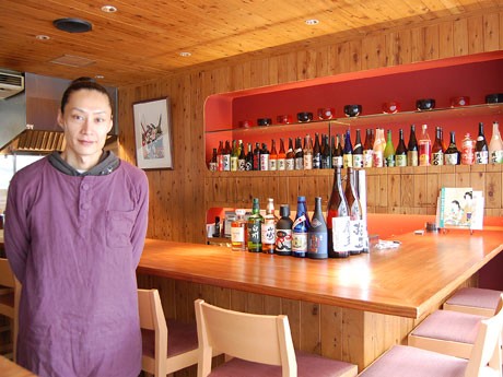「和テイスト」の店内で雑煮を提供する同店。写真左は鳥居清人さん