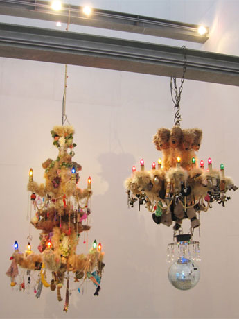 会場では2点のシャンデリア作品を鉄柱に吊り下げて展示