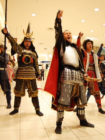 「出陣じゃー！」と「勝ちどき」を上げる「名古屋おもてなし武将隊」の織田信長（中央）