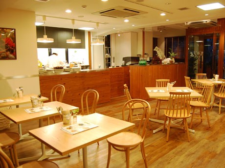 47都道府県の食材を使い料理を提供する「恵比寿47Kitchen」。写真＝木目を基調とした店内の様子
