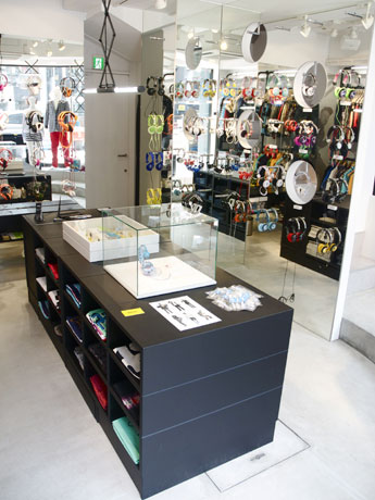 渋谷・明治通り沿いにオープンした「WeSC TOKYO」。写真＝ヘッドホンなどの商品をそろえる1階フロア