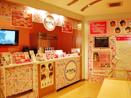 オリジナルメニューのほか「JUNONオリジナル」グッズの販売も行う「JUNON Cafe ソラド原宿店」