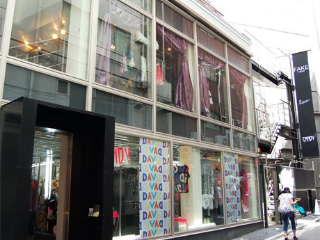 渋谷ロフト裏手に出現した「フェイク」。新宿と原宿の個性派アパレルショップが移転