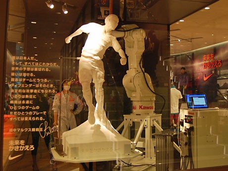 原宿「NIKEフラッグシップストア」の店内に設置された田中マルクス闘莉王選手の「等身大」像