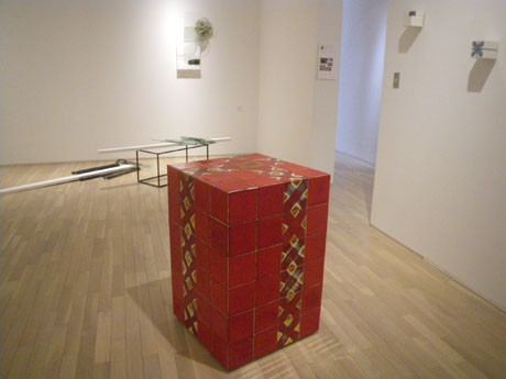 5月23日まで開催された日本・ポルトガルのアーティスト4人展の会場風景。日本では難しいとされる「究極の赤」に挑戦し、ポルトガルで製作活動を行った石井春さんの作品